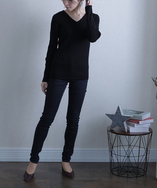 ElegChic(エレグシック)の「Vネックリブニット(ニット/セーター・レディース・ブラック/ダークグリーン/ボルドー/杢グレー/グレイッシュベージュ/オフホワイト・MEDIUM/X-LARGE/XXX-LARGE)」の22枚目の写真