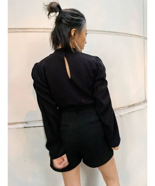 EVRIS(エヴリス)の「ショルダーギャザーボトルネックニットトップス(ニット/セーター・レディース・ブラック/パープル/アイボリー/マスタード・FREE)」の3枚目の写真