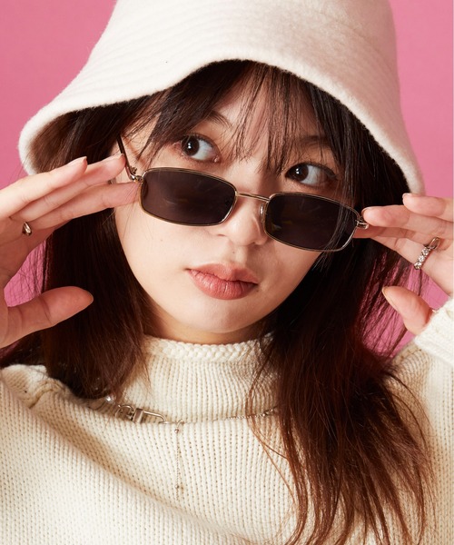 MEMENTISM（メメントイズム）の「ユニセックスデザイン カラーレンズサングラス 伊達メガネ（サングラス・レディース・G/その他7/その他13/A/M/O/Y/その他2/I/U/その他6/P/V/W/その他5/Q/その他18/その他15/F/H/N/その他14/X/D/その他4/その他3/R/B/その他11/その他12/その他10/L/J/Z/その他8/E/S/K/その他17/その他1/C/T/その他16/その他9/グリーン系1/その他30/その他32/ブラック系2/ブラック系4/ブラウン系3/ブラウン系5/ブルー系1/その他26/ブラウン系1/ブラウン系2/その他19/その他22/その他24/その他31/その他33/グレー系1/ブラック系1/ブラック系3/ブラウン系4/グリーン系2/パープル系1/その他20/その他23/その他34/その他35/その他25/その他21/パープル系2/ブラック系5/ブルー系3/ブラウン系7/ブラウン系6/ブラック系6/ブルー系2/その他29/その他28/その他27/ブラウン系9/ブラウン系8/ブラック系7/ブルー系4/ピンク系1/ブラウン系その他/ブルー系5/グリーン系3/グリーン系4/グリーン系5/グリーン系6/グレー系3/ライトブラック/グレー系2/ブルー系その他2/ブルー系その他3/パープル系3/レッド系2/レッド系3/イエロー系1/ピンク系3/レッド系1/ブラック系その他2/ピンク系2/グレー系6/グレー系4/ブラック系その他3/ブラウン系その他2/ブルー系その他/ブラック系その他/ブラウン系その他3・FREE）」の4枚目の写真