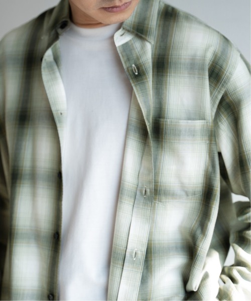 417 EDIFICE（フォーワンセブンエディフィス）の「【ESSENTIAL / エッセンシャル】 オンブレーレギュラーシャツ（シャツ/ブラウス・メンズ・ベージュ/カーキ/グリーン・SMALL/MEDIUM/LARGE）」の3枚目の写真