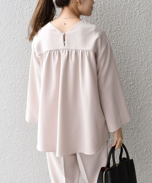 SHIPS（シップス）の「〈手洗い可能〉パールモチーフボタンクルーネックブラウス◆（シャツ/ブラウス・レディース・ベージュ/ネイビー・36/38）」の20枚目の写真