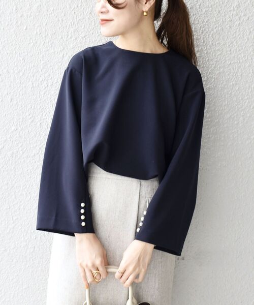 SHIPS（シップス）の「〈手洗い可能〉パールモチーフボタンクルーネックブラウス◆（シャツ/ブラウス・レディース・ベージュ/ネイビー・36/38）」の18枚目の写真