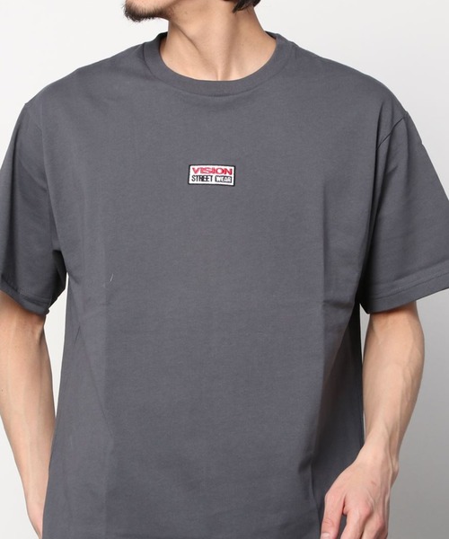 VISION STREET WEAR（ヴィジョンストリートウェア）の「【VISION STREET  WEAR/ヴィジョンストリートウェア】ビッグシルエット ランダムブランドステッカー バックプリントTシャツ/半袖Tシャツ（Tシャツ/カットソー・メンズ・ホワイト/グリーン/マスタード/スミクロ・M/L/XL）」の8枚目の写真