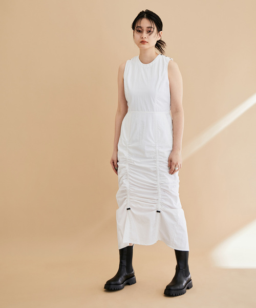 ADAM ET ROPE'（アダムエロペ）の「【WEB限定・晴雨兼用】ミドル丈ラグソールサイドゴアブーツ（ブーツ・レディース・ブラック/キナリ・23.5cm/23.0cm/24.0cm/24.5cm）」の6枚目の写真