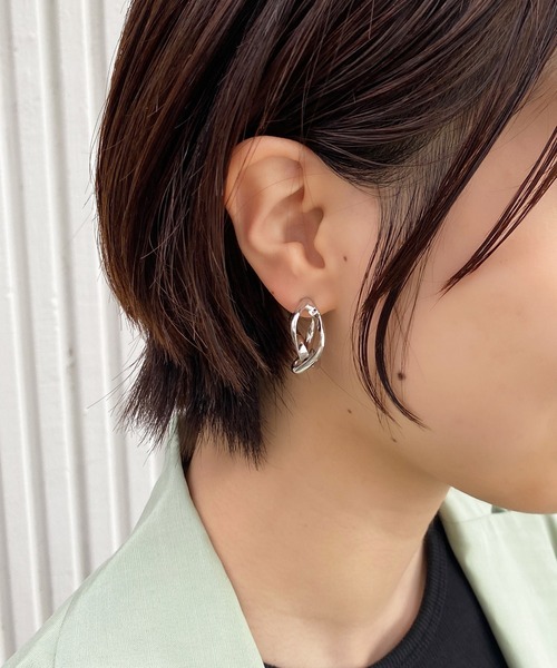 OPAQUE.CLIP（オペークドットクリップ）の「◆変形ラインフープ（ピアス（両耳用）・レディース・ゴールド/シルバー・00）」の2枚目の写真