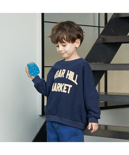 b・ROOM（ビールーム）の「【表コットン毛玉バイバイ】カレッジロゴプリントドルマンスエット（スウェット・キッズ・ベージュ/レンガ/ピンク/ブルーグレー/ネイビー/チャコール・150cm/100cm/130cm/140cm/110cm/120cm）」の4枚目の写真