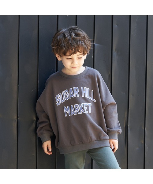 b・ROOM（ビールーム）の「【表コットン毛玉バイバイ】カレッジロゴプリントドルマンスエット（スウェット・キッズ・ベージュ/レンガ/ピンク/ブルーグレー/ネイビー/チャコール・150cm/100cm/130cm/140cm/110cm/120cm）」の3枚目の写真