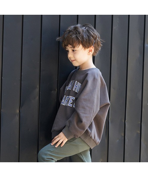 b・ROOM（ビールーム）の「【表コットン毛玉バイバイ】カレッジロゴプリントドルマンスエット（スウェット・キッズ・ベージュ/レンガ/ピンク/ブルーグレー/ネイビー/チャコール・150cm/100cm/130cm/140cm/110cm/120cm）」の20枚目の写真