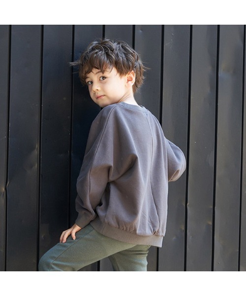 b・ROOM（ビールーム）の「【表コットン毛玉バイバイ】カレッジロゴプリントドルマンスエット（スウェット・キッズ・ベージュ/レンガ/ピンク/ブルーグレー/ネイビー/チャコール・150cm/100cm/130cm/140cm/110cm/120cm）」の21枚目の写真