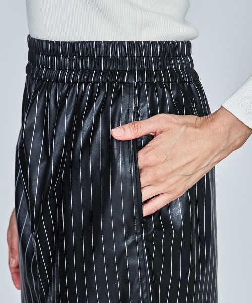 ESSENTIAL(エッセンシャル)の「フェイクレザーストライプハーフパンツ(その他パンツ・レディース・ブラック・38/36)」の11枚目の写真