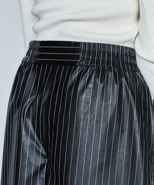 ESSENTIAL(エッセンシャル)の「フェイクレザーストライプハーフパンツ(その他パンツ・レディース・ブラック・38/36)」の8枚目の写真