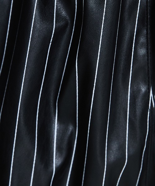 ESSENTIAL(エッセンシャル)の「フェイクレザーストライプハーフパンツ(その他パンツ・レディース・ブラック・38/36)」の3枚目の写真