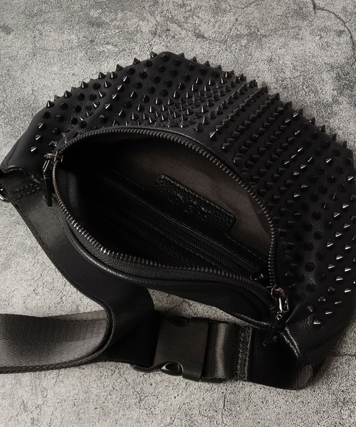 BLACK JACKALL CROWN(ブラックジャッカルクラウン)の「BLACK JACKALL CROWN スタッズ デコレーション ボディバッグ ミニショルダーバッグ(ボディバッグ/ウエストポーチ・メンズ・ブラック・FREE)」の11枚目の写真
