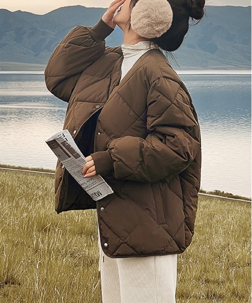 by muni:r（バイ ムニール）の「ノーカラーキルティングダウンジャケット（ダウンジャケット/コート・レディース・カーキブラウン/アイボリー/ブラック・FREE）」の3枚目の写真