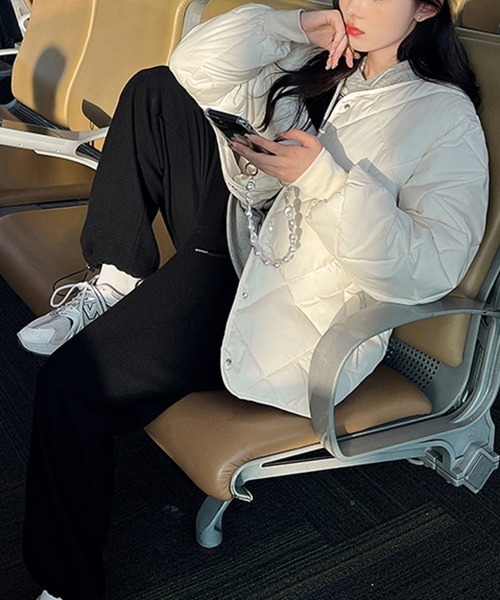 by muni:r（バイ ムニール）の「ノーカラーキルティングダウンジャケット（ダウンジャケット/コート・レディース・カーキブラウン/アイボリー/ブラック・FREE）」の4枚目の写真