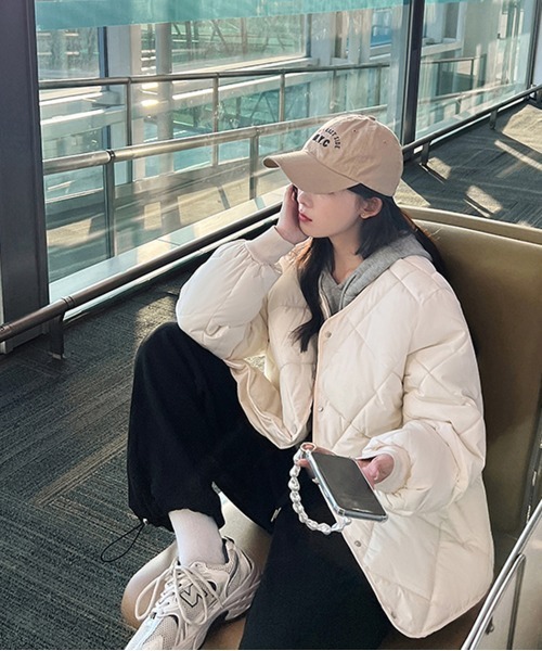 by muni:r（バイ ムニール）の「ノーカラーキルティングダウンジャケット（ダウンジャケット/コート・レディース・カーキブラウン/アイボリー/ブラック・FREE）」の6枚目の写真