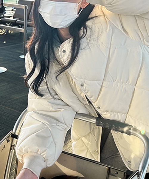 by muni:r（バイ ムニール）の「ノーカラーキルティングダウンジャケット（ダウンジャケット/コート・レディース・カーキブラウン/アイボリー/ブラック・FREE）」の8枚目の写真