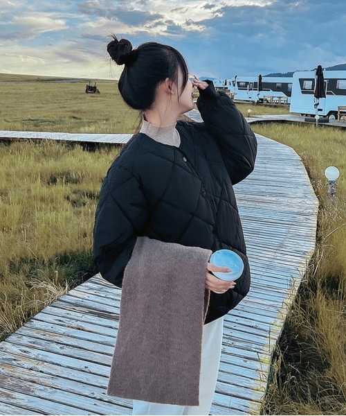 by muni:r（バイ ムニール）の「ノーカラーキルティングダウンジャケット（ダウンジャケット/コート・レディース・カーキブラウン/アイボリー/ブラック・FREE）」の14枚目の写真