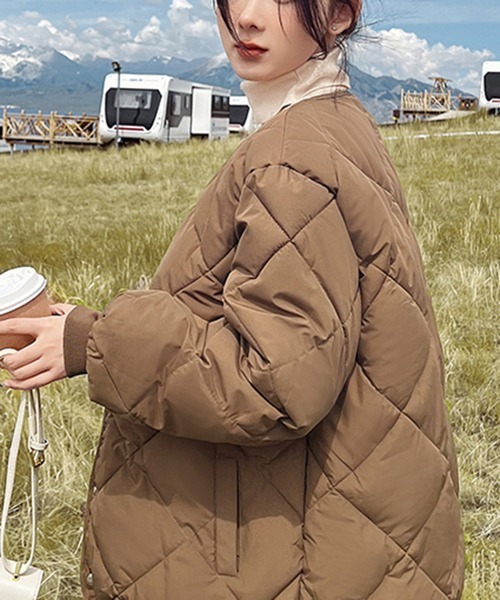 by muni:r（バイ ムニール）の「ノーカラーキルティングダウンジャケット（ダウンジャケット/コート・レディース・カーキブラウン/アイボリー/ブラック・FREE）」の17枚目の写真