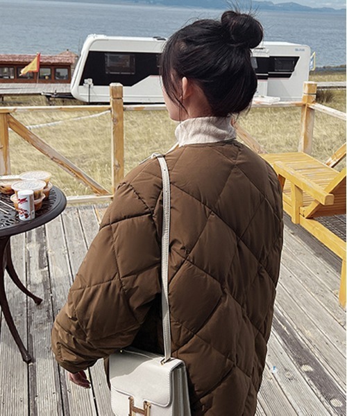 by muni:r（バイ ムニール）の「ノーカラーキルティングダウンジャケット（ダウンジャケット/コート・レディース・カーキブラウン/アイボリー/ブラック・FREE）」の19枚目の写真