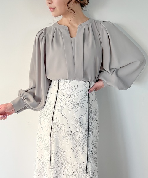 junoah(ジュノア)の「フロントタックボリュームスリーブブラウス(シャツ/ブラウス・レディース・ブラック/ブルーグレー/ライトグレー/ホワイト・MEDIUM/LARGE/X-LARGE)」の3枚目の写真