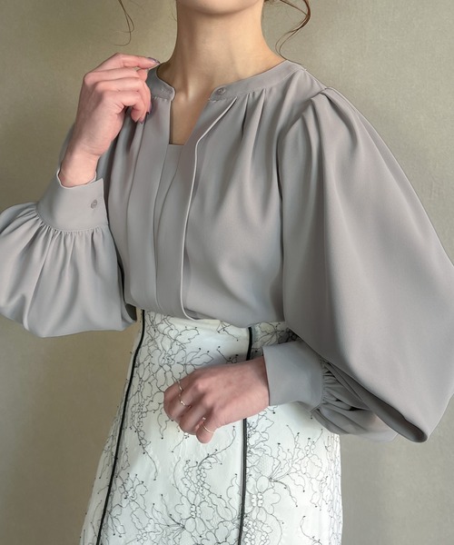 junoah(ジュノア)の「フロントタックボリュームスリーブブラウス(シャツ/ブラウス・レディース・ブラック/ブルーグレー/ライトグレー/ホワイト・MEDIUM/LARGE/X-LARGE)」の12枚目の写真