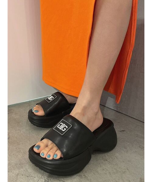 GYDA(ジェイダ)の「【WEB限定】PUFFERサンダル(サンダル・レディース・オフホワイト/ブラック・SMALL/MEDIUM/LARGE)」の2枚目の写真