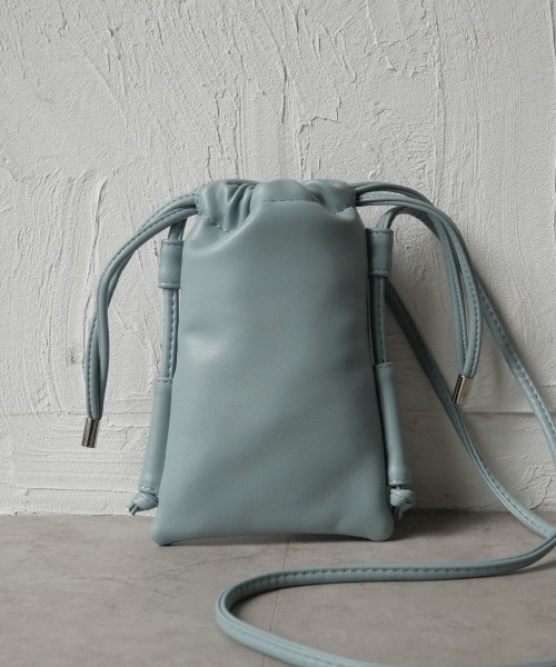 CURI BISCUI（キュリ　ビスキュイ）の「【CURIBISCUI】スムース フェイクレザー 巾着 サコッシュ（ショルダーバッグ・レディース・グレイッシュベージュ/ラベンダー/ブラック/サックスブルー・FREE）」の4枚目の写真