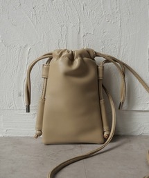 CURI BISCUI（キュリ　ビスキュイ）の「【CURIBISCUI】スムース フェイクレザー 巾着 サコッシュ（ショルダーバッグ）」