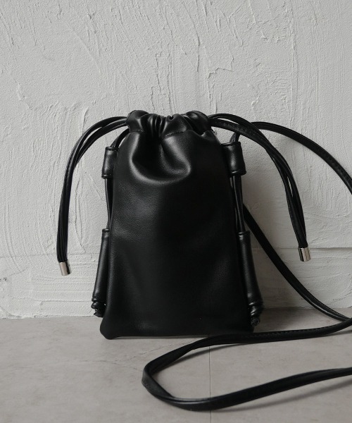 CURI BISCUI（キュリ　ビスキュイ）の「【CURIBISCUI】スムース フェイクレザー 巾着 サコッシュ（ショルダーバッグ・レディース・グレイッシュベージュ/ラベンダー/ブラック/サックスブルー・FREE）」の2枚目の写真