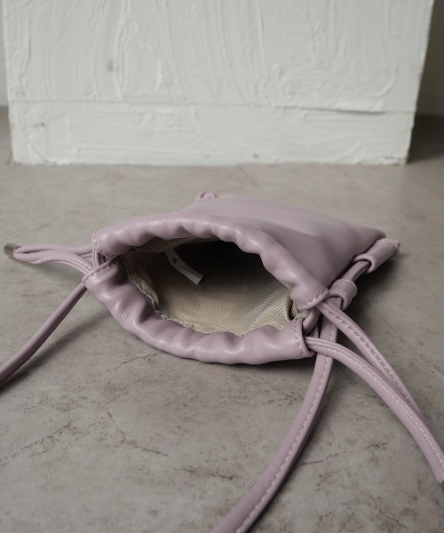 CURI BISCUI（キュリ　ビスキュイ）の「【CURIBISCUI】スムース フェイクレザー 巾着 サコッシュ（ショルダーバッグ・レディース・グレイッシュベージュ/ラベンダー/ブラック/サックスブルー・FREE）」の5枚目の写真