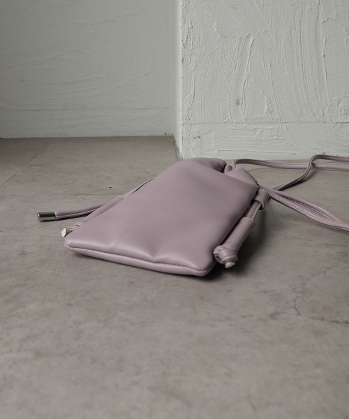 CURI BISCUI（キュリ　ビスキュイ）の「【CURIBISCUI】スムース フェイクレザー 巾着 サコッシュ（ショルダーバッグ・レディース・グレイッシュベージュ/ラベンダー/ブラック/サックスブルー・FREE）」の6枚目の写真