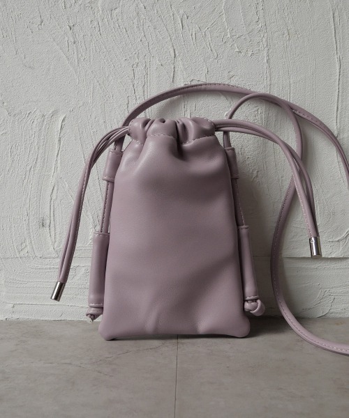 CURI BISCUI（キュリ　ビスキュイ）の「【CURIBISCUI】スムース フェイクレザー 巾着 サコッシュ（ショルダーバッグ・レディース・グレイッシュベージュ/ラベンダー/ブラック/サックスブルー・FREE）」の10枚目の写真