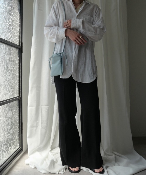 CURI BISCUI（キュリ　ビスキュイ）の「【CURIBISCUI】スムース フェイクレザー 巾着 サコッシュ（ショルダーバッグ・レディース・グレイッシュベージュ/ラベンダー/ブラック/サックスブルー・FREE）」の8枚目の写真