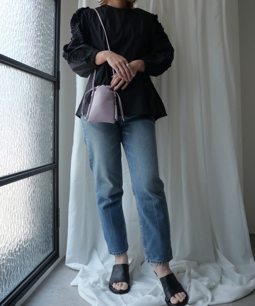 CURI BISCUI（キュリ　ビスキュイ）の「【CURIBISCUI】スムース フェイクレザー 巾着 サコッシュ（ショルダーバッグ・レディース・グレイッシュベージュ/ラベンダー/ブラック/サックスブルー・FREE）」の9枚目の写真