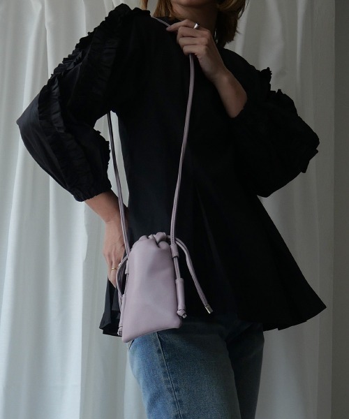 CURI BISCUI（キュリ　ビスキュイ）の「【CURIBISCUI】スムース フェイクレザー 巾着 サコッシュ（ショルダーバッグ・レディース・グレイッシュベージュ/ラベンダー/ブラック/サックスブルー・FREE）」の12枚目の写真