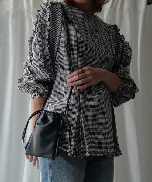 CURI BISCUI（キュリ　ビスキュイ）の「【CURIBISCUI】スムース フェイクレザー 巾着 サコッシュ（ショルダーバッグ・レディース・グレイッシュベージュ/ラベンダー/ブラック/サックスブルー・FREE）」の11枚目の写真