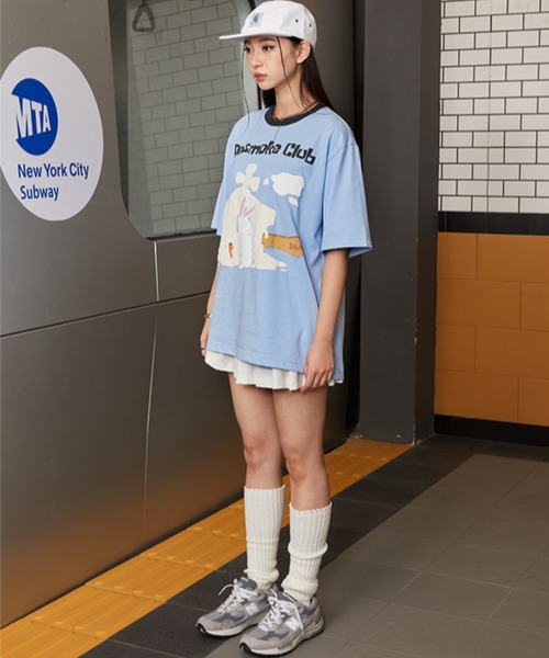 A'GEM9(エージェムナイン)の「A'GEM/9 × .kom『DONSMOKE/ドンスモーク』ラビット半袖カットソー(Tシャツ/カットソー・メンズ・ブルー/ベージュ・M)」の4枚目の写真