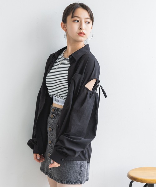 repipi armario（レピピ アルマリオ）の「カタアキリボンルーズシャツ（シャツ/ブラウス・キッズ・ホワイト/サックスブルー/コーラルピンク/イエロー系/ブラック/アイボリー・MEDIUM/LARGE）」の4枚目の写真