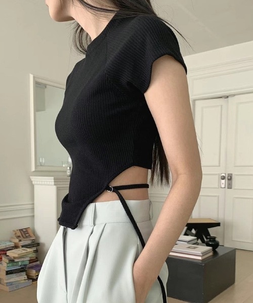 Silly(シリー)の「【韓国コーデに】ストラップ付きショート丈リブトップス(Tシャツ/カットソー・レディース・ホワイト/ベージュ/ブラック/グレー・SMALL/MEDIUM/LARGE)」の7枚目の写真