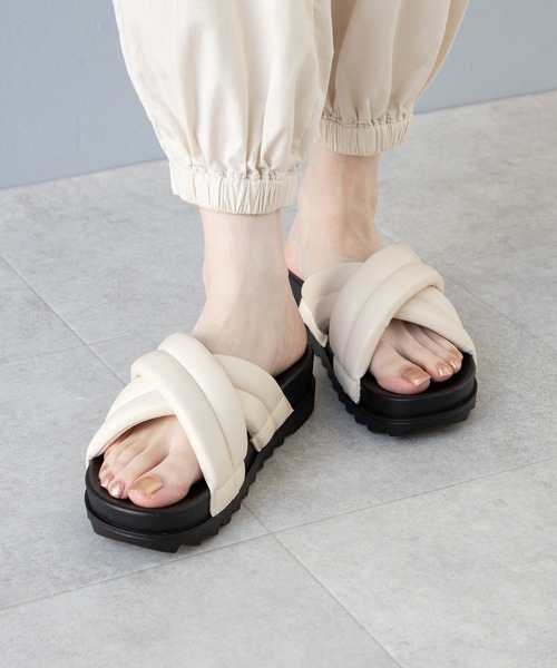 Honeys(ハニーズ)の「パデッドフラットサンダル(サンダル・レディース・ホワイト/ブラック・S/M/L)」の2枚目の写真