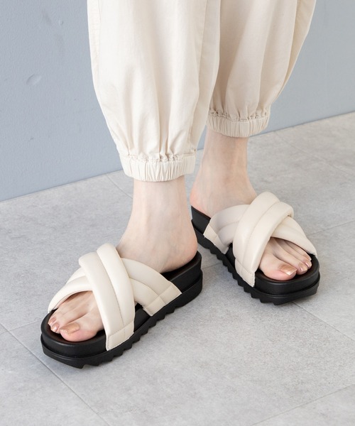 Honeys(ハニーズ)の「パデッドフラットサンダル(サンダル・レディース・ホワイト/ブラック・S/M/L)」の3枚目の写真