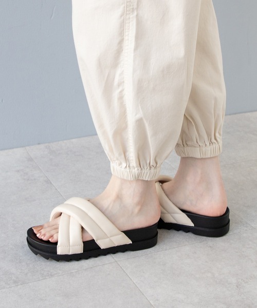 Honeys(ハニーズ)の「パデッドフラットサンダル(サンダル・レディース・ホワイト/ブラック・S/M/L)」の17枚目の写真