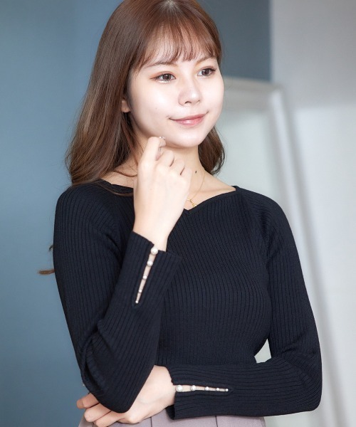 12Twelve Agenda（トゥエルブ　アジェンダ）の「【ロングセラー】ハートネック袖口アソートパールリブニットプルオーバー（ニット/セーター・レディース・ブラック/オフホワイト/ブルー/チャコールグレー/ピンク/ベージュ/オレンジ/ラベンダー・M）」の2枚目の写真