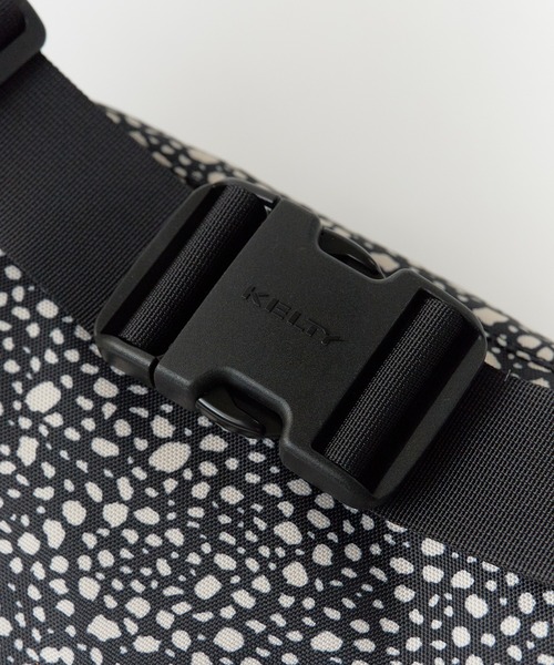 KELTY(ケルティ)の「KELTY/ケルティ DP MINI FANNY ボディバッグ 2026年春夏(ボディバッグ/ウエストポーチ・メンズ・ブラック系/ベージュ系/ホワイト/グレー系/ブルー・FREE)」の12枚目の写真