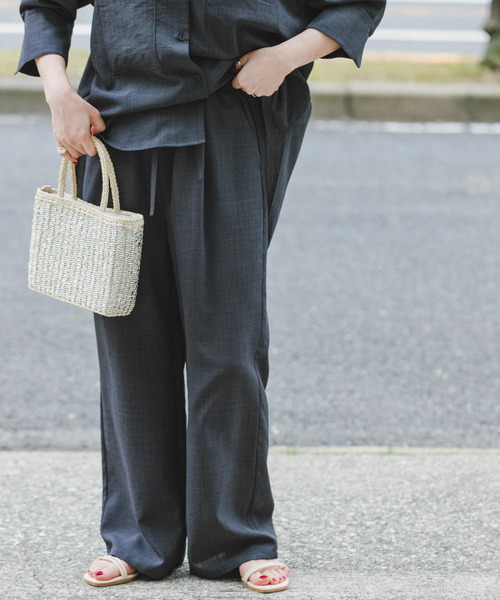 ITEMS URBANRESEARCH（アイテムズ アーバンリサーチ）の「『速乾/UVカット』『Sサイズあり』『セットアップ対応』イージーケアワイドパンツ（その他パンツ・レディース・ブラック系その他/チャコールグレー/モカ・SMALL/FREE）」の22枚目の写真