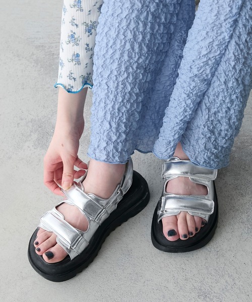 forksy.(フォルクシー)の「【forksy.】パフィーベルトサンダル(サンダル・レディース・ゴールド/シルバー/ブラック・S/M/L/LL)」の2枚目の写真