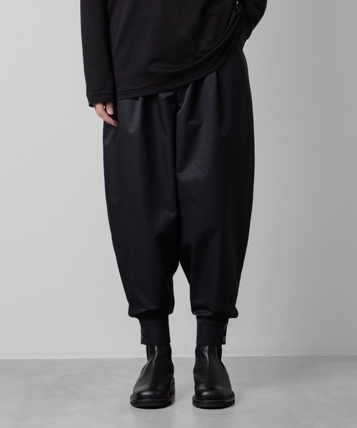 ato(アトウ)の「COTTON CUFFS PANTS(チノパンツ・メンズ・ブラック/ベージュ・44/46/48)」の2枚目の写真