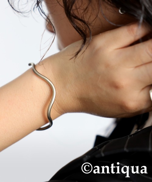 antiqua（アンティカ）の「曲線デザインバングル（バングル/リストバンド・レディース・シルバー/ゴールド・FREE）」の2枚目の写真