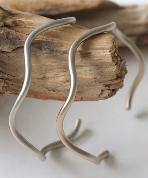 antiqua（アンティカ）の「曲線デザインバングル（バングル/リストバンド・レディース・シルバー/ゴールド・FREE）」の13枚目の写真